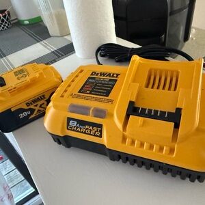 DEWALT 20V Lithium Ion Fast Charger